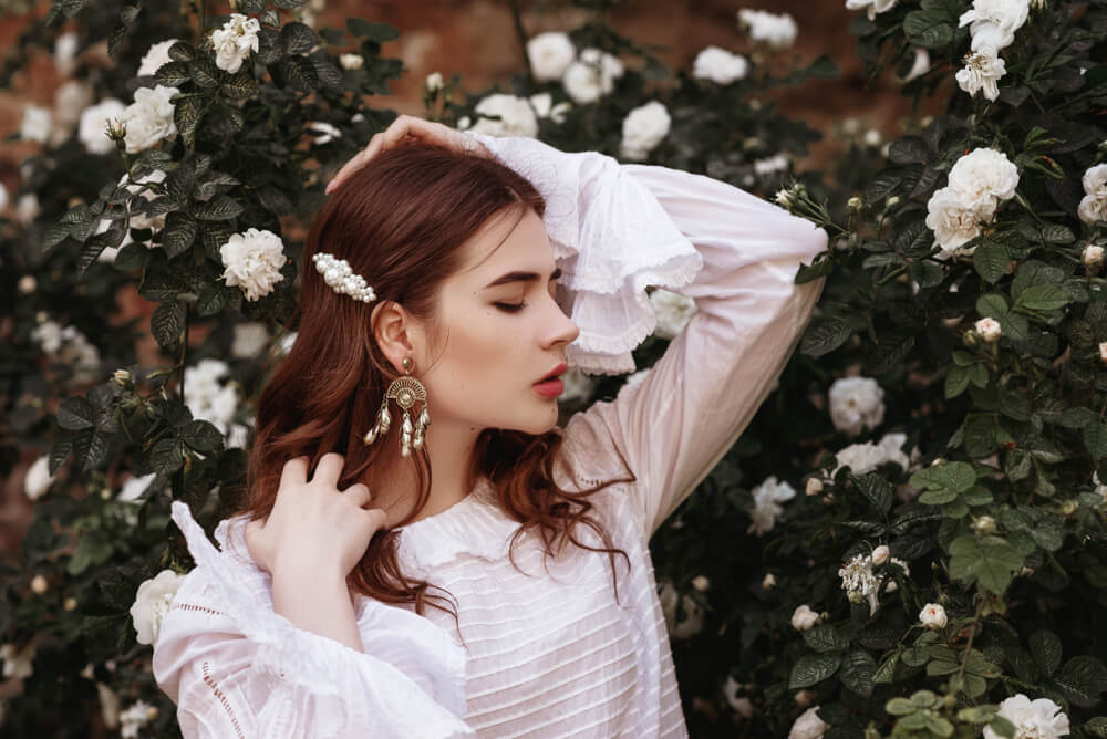 Woman with matching hair ornamentation and jewelry