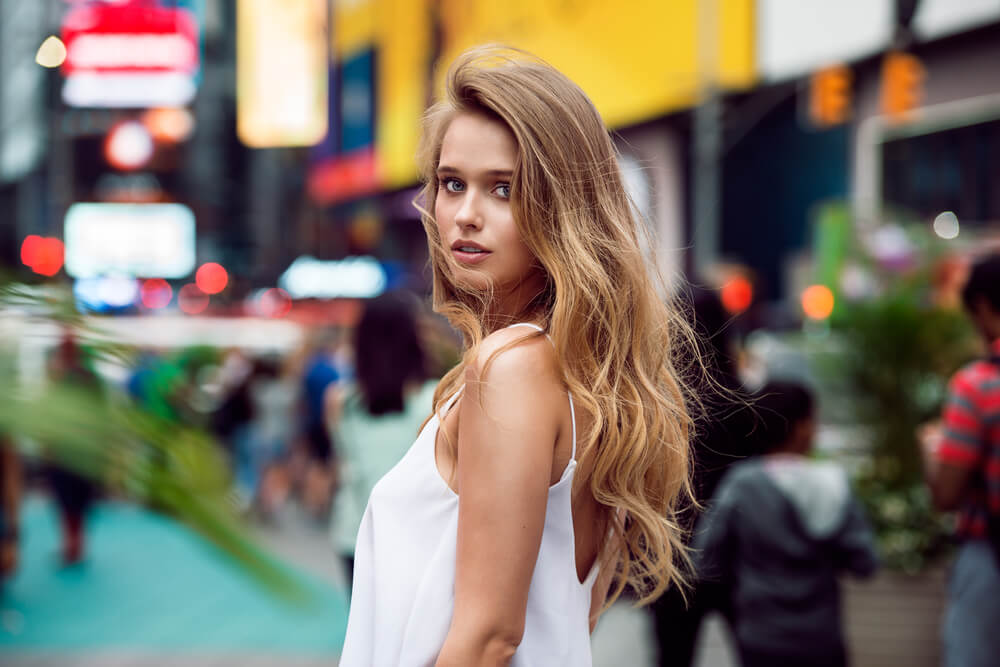 Woman with loose beauty waves in the city